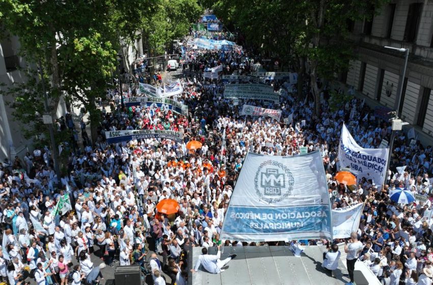  Masiva marcha en defensa de la salud pública