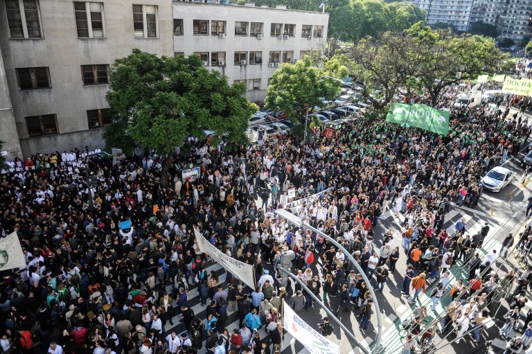 Dijimos presente en el abrazo al Hospital de Clínicas
